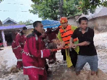 Video: Momen Tim SAR Evakuasi Warga Terjebak Banjir di Puskesmas Palabuhanratu