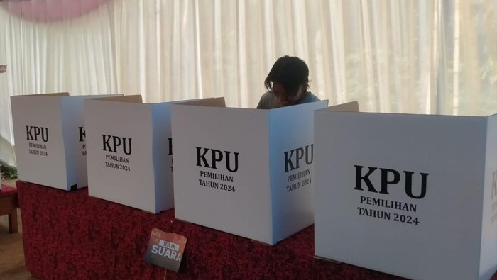Proses pemungutan suara di salah satu TPS di Kabupaten Banyuwangi