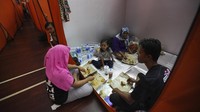 Banjir yang disebut terburuk dalam satu dekade ini menghancurkan rumah hingga ruas jalan.