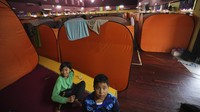 Tenda-tenda pengungsian itu didirikan di dalam sekolah yang dibah menjadi tempat penampungan sementara korban banjir.