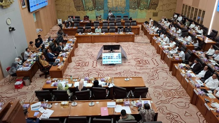 Rapat direksi MIND ID dengan Komisi VI DPR