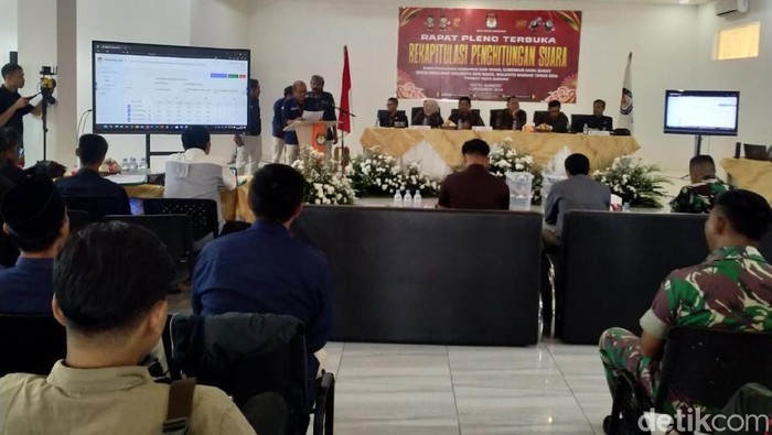 Rapat pleno rekapitulasi suara di KPU Kota Banjar.