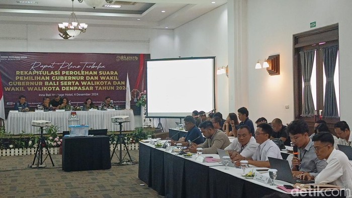 Rapat pleno terbuka rekapitulasi perolehan suara oleh KPU Denpasar yang digelar di Jalan Veteran, Denpasar, Bali, Rabu (4/12/2024).