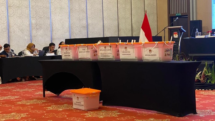 Rekapitulasi penghitungan suara Pilgub Jakarta 2024 di Jakarta Barat