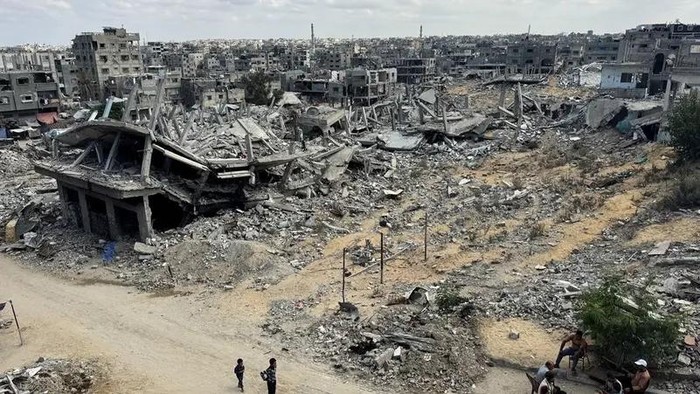 Palestinians walk past the rubble of houses destroyed in Israels military offensive, amid the ongoing conflict between Israel and Hamas, in Khan Younis in the southern Gaza Strip October 7, 2024. (File photo: Reuters)