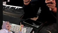 Sambil nyanyi dan live TikTok, Salma spontan buat lagu seputar sate ayam yang dinikmatinya. Foto: Instagram @salmasalsabil12