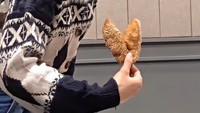 Jajan kue bantal, Salma tersenyum lebar ketika menekuk kue bantalnya jadi bentuk ‘Saranghae’ ala Korea. Foto: Instagram @salmasalsabil12