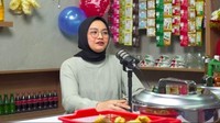 Salma menyebut salah satu makanan favoritnya memang mie instan kuah. Ini keseruannya saat jadi bintang tamu di podcast ternama. Foto: Instagram @salmasalsabil12