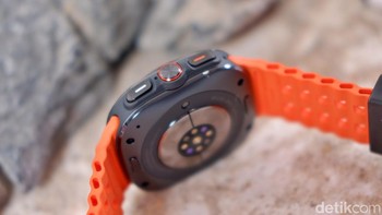 Terdapat Quick Button di bagian tengah untuk mengaktifkan fungsi multi workout seperti triathlon. Selain itu, tombol tersebut bisa digunakan untuk kondisi darurat Foto: Adi Fida Rahman/detikINET