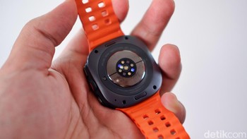 Samsung memberikan sokongan chip Exynos W1000 dibuat dengan fabrikasi 3 nanometer dan menjadi smartwatch Android pertama yang ditenagai oleh Wear OS 5. Daya tahan baterai paling lama di jajaran Galaxy Watch, menawarkan Power Saving hingga 100 jam dan 48 jam dalam Exercise Power Saving Foto: Adi Fida Rahman/detikINET