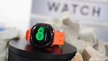 Galaxy Watch Ultra punya layar 1,5 inch Super AMOLED 480x480 pixel dan terlindung Sapphire Crystal. Dengan kecerahan puncak 3.000 nits, Galaxy Watch Ultra juga memastikan keterbacaan bahkan di bawah terik Matahari. Galaxy Watch Ultra yang secara otomatis beralih ke Night Mode untuk keterbacaan optimal dalam gelap. Foto: Adi Fida Rahman/detikINET