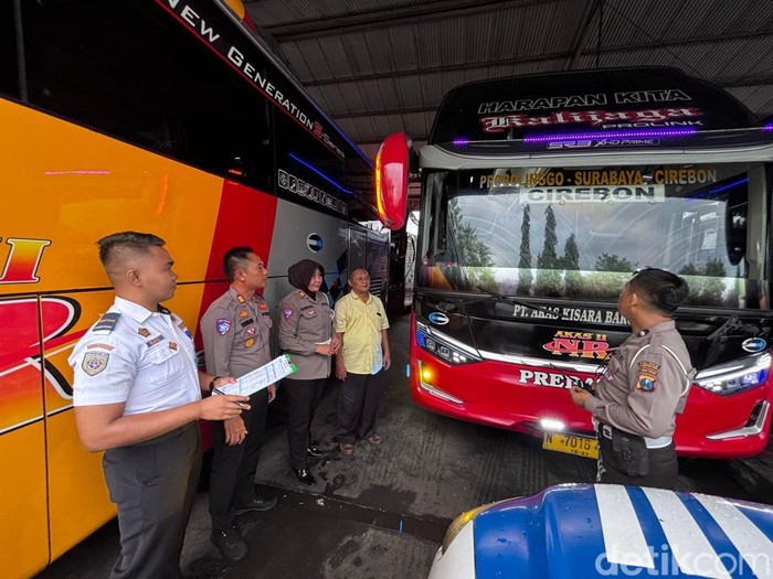 Satlantas Polres Probolinggo Kota mengecek armada bus jelang Nataru