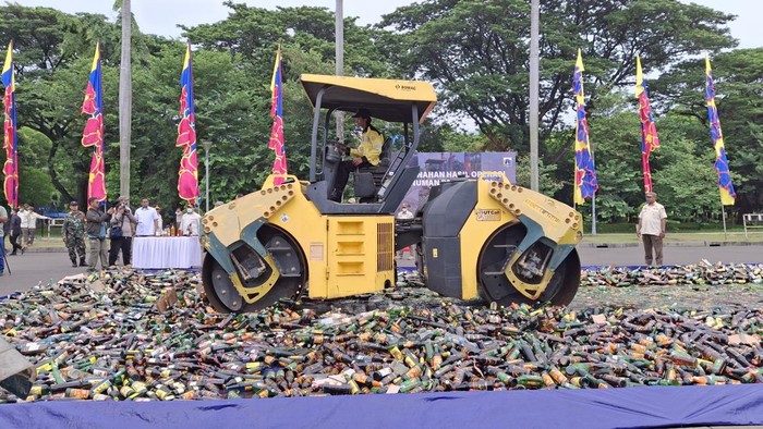 Satpol PP DKI musnahkan miras ilegal hasil razia tahun 2024.