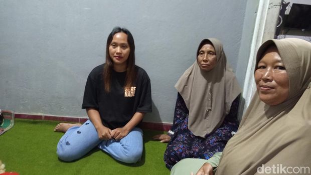 Saudara Sunhaji tengah menemui tamu di rumahnya, Rabu (4/12/2024).