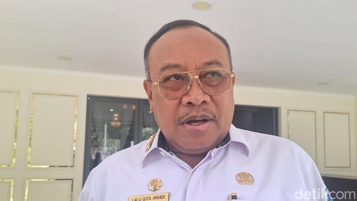 Sekretaris Daerah (Sekda) NTB Lalu Gita Ariadi saat diwawancarai di Pendopo Gubernur NTB, Rabu (4/12/2024).
(Nathea Citra/detikBali)