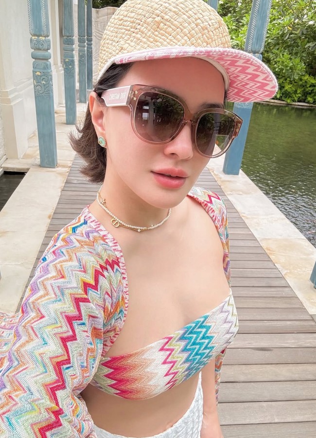 Melengkapi penampilannya, wanita 37 tahun itu juga mengenakan kaca mata hitam, topi berbahan anyaman, serta kalung 2 layer. Tampil natural tanpa makeup, Shandy tetap terlihat memukau. Foto: Instagram/@shandyaulia