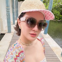 Melengkapi penampilannya, wanita 37 tahun itu juga mengenakan kaca mata hitam, topi berbahan anyaman, serta kalung 2 layer. Tampil natural tanpa makeup, Shandy tetap terlihat memukau. Foto: Instagram/@shandyaulia