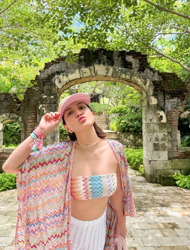 Senada dengan outfit yang dikenakan, Shandy juga memakai 2 buah gelang berwarna pink dan biru muda. Tak sedikit yang memuji penampilan cantik dan awet muda Shandy. Foto: Instagram/@shandyaulia