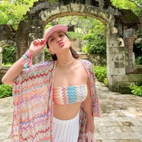 Senada dengan outfit yang dikenakan, Shandy juga memakai 2 buah gelang berwarna pink dan biru muda. Tak sedikit yang memuji penampilan cantik dan awet muda Shandy. Foto: Instagram/@shandyaulia