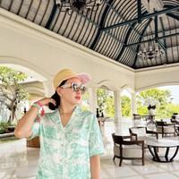 Di kesempatan lain Shandy tampak memadukan kemeja santai bergambar hewan dan tumbuhan di hutan dengan celana panjang putih. Penampilannya tersebut juga tak kalah menawan dari penampilan sebelumnya. Foto: Instagram/@shandyaulia