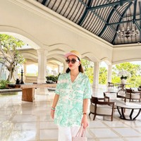 Melengkapi gayanya, Shandy tampak menenteng tote bag rajut berwarna coklat muda dari merek mewah Prada. Foto: Instagram/@shandyaulia