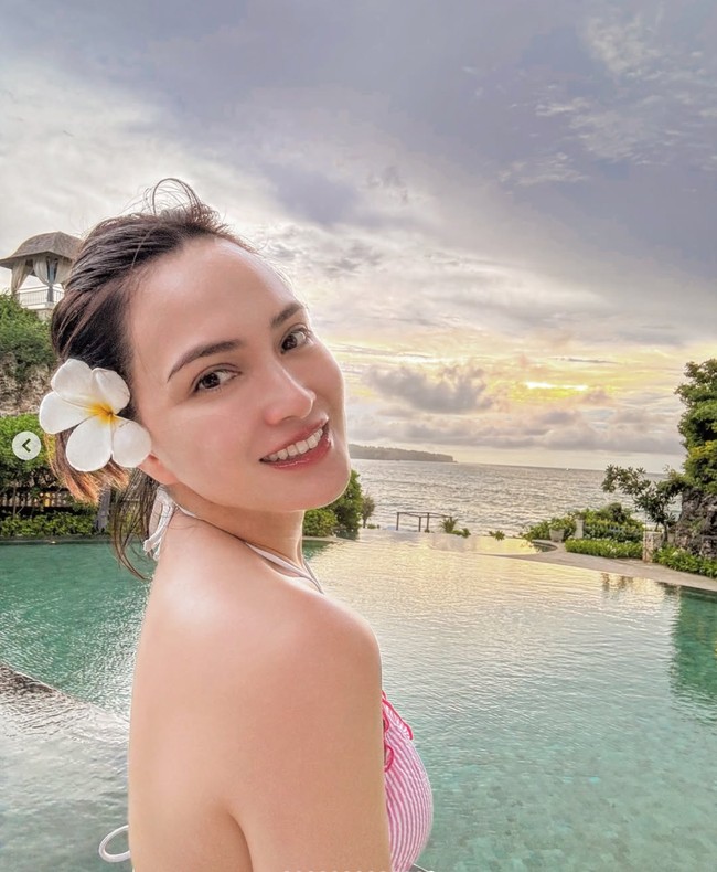 Berpose di kolam renang sambil mengenakan bikini berwarna merah muda, Shandy tampak memamerkan wajah cantik naturalnya tanpa pulasan makeup. Bikini yang dikenakannya pun membuat bahu dan punggung mulus Shandy terekspos. Foto: Instagram/@shandyaulia