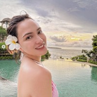 Berpose di kolam renang sambil mengenakan bikini berwarna merah muda, Shandy tampak memamerkan wajah cantik naturalnya tanpa pulasan makeup. Bikini yang dikenakannya pun membuat bahu dan punggung mulus Shandy terekspos. Foto: Instagram/@shandyaulia