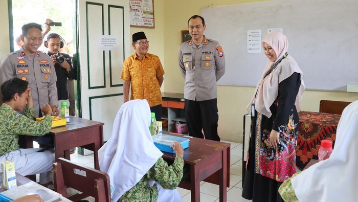 simulasi pembagian makanan bergizi gratis di Malang