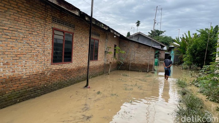 Situasi banjir rendam pemukiman warga di Klambir V