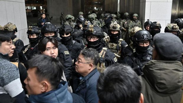 Soldiers withdraw from the National Assembly in Seoul on December 4, 2024, after the passage of a resolution during an emergency plenary session urging South Korea President Yoon Suk Yeol to revoke martial law. Yoon on December 3 declared martial law, accusing the opposition of being 