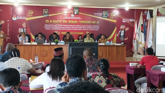 Suasana rapat pleno rekapitulasi suara KPU tingkat Kabupaten Manggarai Barat, NTT, Selasa (3/12/2024).