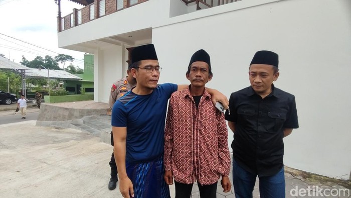 Sunhaji bakul es teh viral gantian datangi Gus Miftah di Ponpes Ora Aji Sleman, Rabu (4/12/2024).