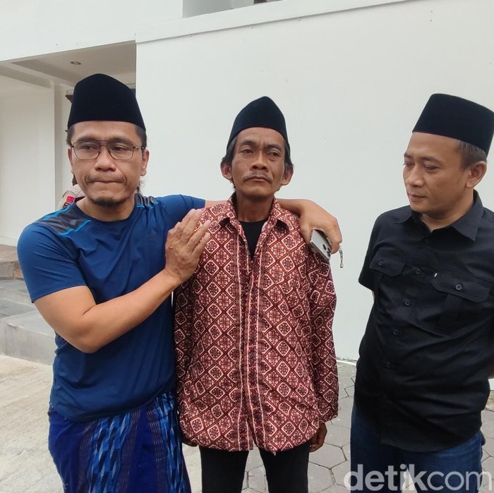 Sunhaji bakul es teh viral gantian datangi Gus Miftah di Ponpes Ora Aji Sleman, Rabu (4/12/2024).