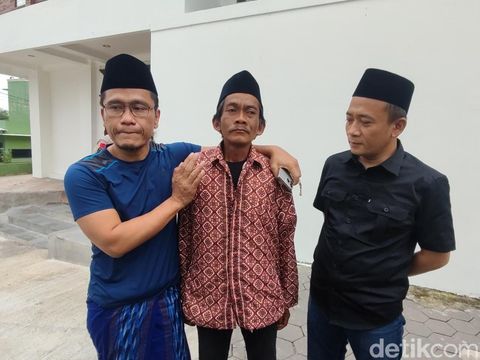 Sunhaji bakul es teh viral gantian datangi Gus Miftah di Ponpes Ora Aji Sleman, Rabu (4/12/2024).