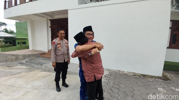 Sunhaji bakul es teh viral gantian datangi Gus Miftah di Ponpes Ora Aji Sleman, Rabu (4/12/2024).