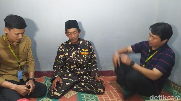 Sunhaji, bakul es teh yang viral usai diolok-olok Gus Miftah, saat menerima donasi uang tunai Rp 50 juta di rumahnya di Kabupaten Magelang, Rabu (4/12/2024).