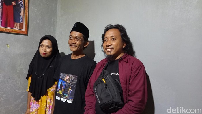 Sunhaji (peci hitam), penjual es teh yang viral diolok-olok Gus Miftah saat ditemui di rumahnya, Magelang, Rabu (4/12/2024)