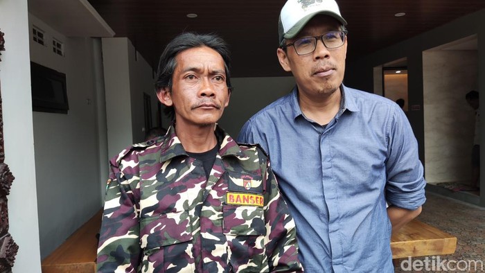 Sunhaji mengenakan seragam Banser.
