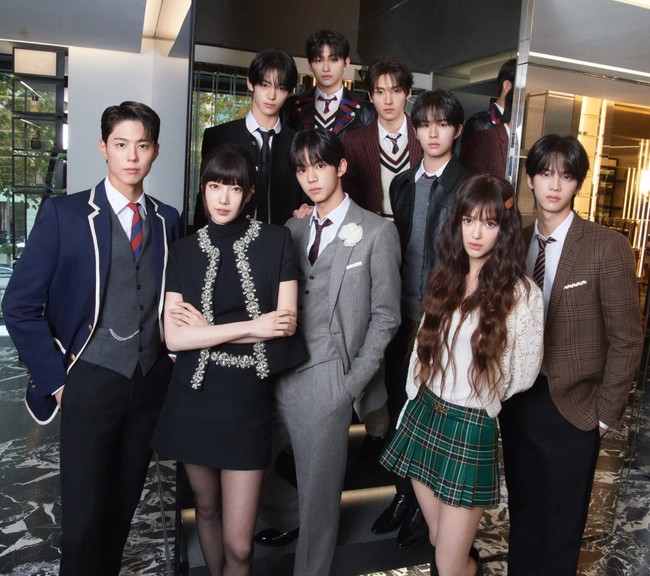 Jagat maya dihebohkan dengan foto Suzy, Park Bo Gum, TWS, dan Danielle NewJeans bersanding di acara pembukaan butik CELINE di Cheongdam, Seoul pada Jumat (29/11/2024). Tak sedikit penggemar yang awalnya mengira foto ini hasil editan. Foto: dok. CELINE