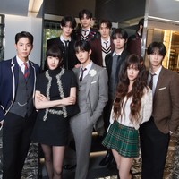 Jagat maya dihebohkan dengan foto Suzy, Park Bo Gum, TWS, dan Danielle NewJeans bersanding di acara pembukaan butik CELINE di Cheongdam, Seoul pada Jumat (29/11/2024). Tak sedikit penggemar yang awalnya mengira foto ini hasil editan. Foto: dok. CELINE