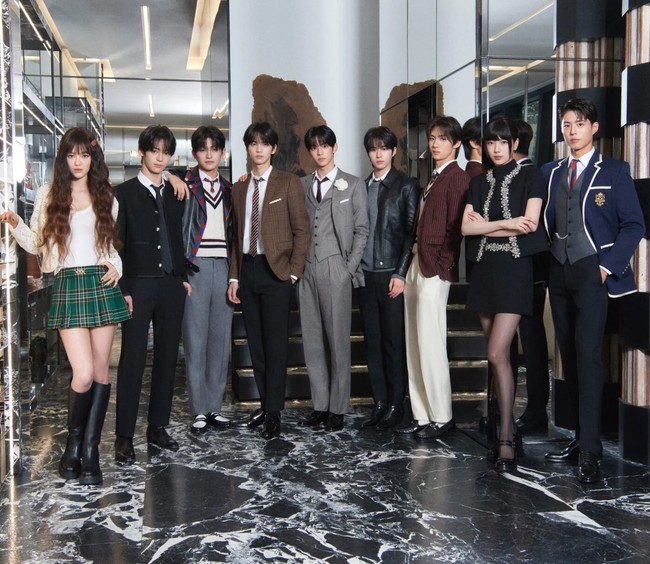 Aura mahal dari para brand ambassador CELINE tak tertandingi disebut-sebut bak keluarga konglomerat di drama Korea. Park Bo Gum dan Suzy sebagai orang tua dan Danielle sebagai anak perempuan satu-satunya, dengan enam saudara laki-laki. Foto: dok. CELINE