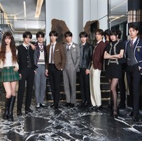 Aura mahal dari para brand ambassador CELINE tak tertandingi disebut-sebut bak keluarga konglomerat di drama Korea. Park Bo Gum dan Suzy sebagai orang tua dan Danielle sebagai anak perempuan satu-satunya, dengan enam saudara laki-laki. Foto: dok. CELINE