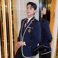 Park Bo Gum tampil menawan dalam balutan jas berwarna navy, vest berwarna abu-abu, dan dasi bermotif stripes dari koleksi CELINE Men Summer 2025 show. Foto: dok. CELINE