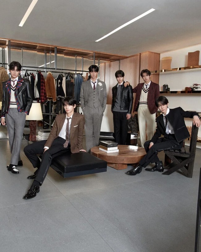 Keenam personel grup KPop TWS, Shinhyu, Dohoon, Youngjae, Hanjin, Jihoon, Kyungmin yang baru bergabung sebagai brand ambassador CELINE memancarkan pesonanya dengan koleksi setelan jas berwarna netral. Tak sedikit yang menyebut TWS bak siswa sekolah internasional. Foto: dok. CELINE