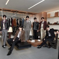 Keenam personel grup KPop TWS, Shinhyu, Dohoon, Youngjae, Hanjin, Jihoon, Kyungmin yang baru bergabung sebagai brand ambassador CELINE memancarkan pesonanya dengan koleksi setelan jas berwarna netral. Tak sedikit yang menyebut TWS bak siswa sekolah internasional. Foto: dok. CELINE