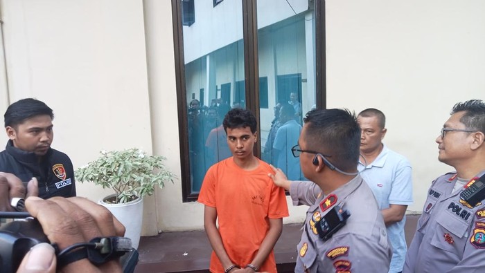 Tampang pelaku begal bernama Arkan alias Atok saat dihadirkan dalam konferensi pers. (dok. Istimewa)
