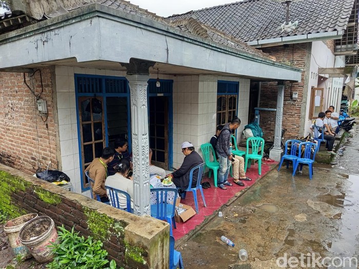 Tamu berdatangan ke rumah Sunhaji di Kabupaten Magelang, Rabu (4/12/2024). Sunhaji ialah penjual es teh yang viral diolok-olok Gus Miftah.