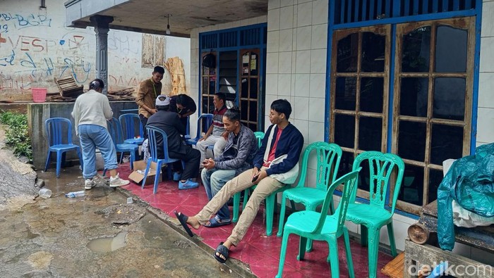 Tamu berdatangan ke rumah Sunhaji di Kabupaten Magelang, Rabu (4/12/2024). Sunhaji ialah penjual es teh yang viral diolok-olok Gus Miftah.