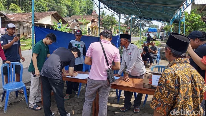 Tamu terus berdatangan ke rumah Sunhaji usai viral dirinya diolok Gus Miftah di Magelang, Rabu (4/12/2024).