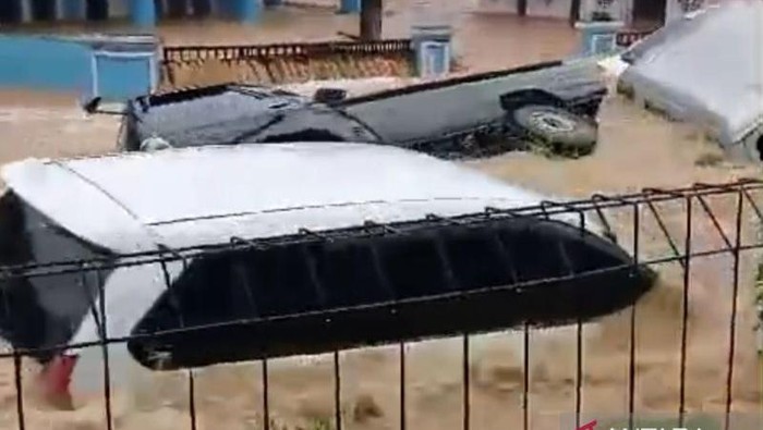 Tangkapan layar sejumlah mobil hanyut dibawa arus banjir di Sukabumi, Jawa Barat, Rabu (4/12/2024) (ANTARA/HO-dokumentasi pribadi)